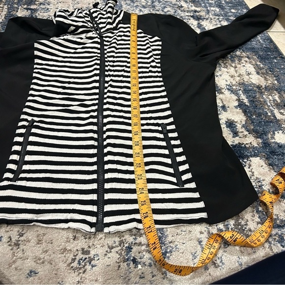 Chico’s Zenergy Black & White Striped Millers Long Sleeve Mix Panel Jacket - Picture 11 of 11